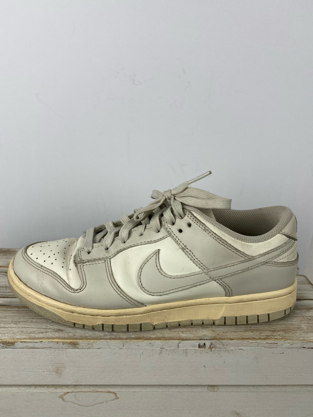 Dunk Low sneakers in the "Light Bone gray color way leather upper size 8.5